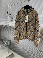 主推 Burberry 双面穿 2025Ss秋季新款发布巴宝莉轻奢连帽夹克外套，战马刺绣设计欧版外套，穿上就是舒适自在又显瘦的存在，慵懒而随性，结合干净简单的色