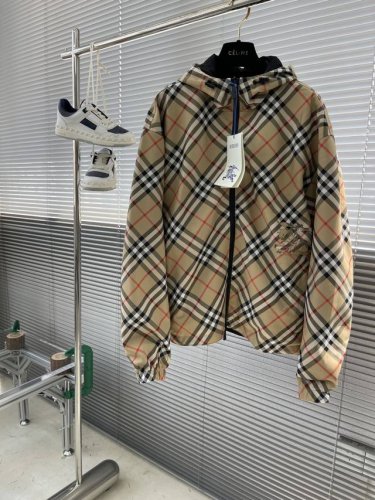 主推 Burberry 双面穿 2025Ss秋季新款发布巴宝莉轻奢连帽夹克外套，战马刺绣设计欧版外套，穿上就是舒适自在又显瘦的存在，慵懒而随性，结合干净简单的色