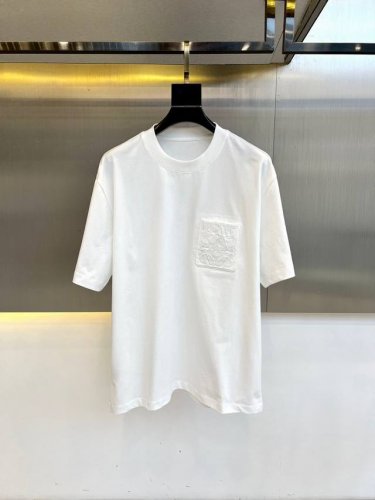 Lowe罗意威、25春夏男士圆领口袋刺绣Logo短袖T恤，富氧冰棉平纹针织宽松版型圆领短袖T恤，纯棉高支数纹理线条面料，整体的触感极为舒适，贴身自带凉感，亲肤效