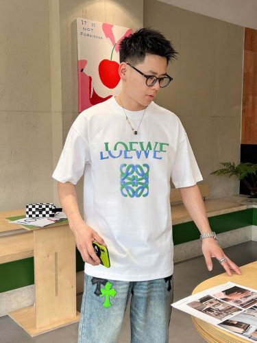 罗意家 2025春夏新款首发专柜最新款短袖圆领T恤 高端订制 设计前卫时尚！品牌Logo重工艺设计 高端定制面料.手感柔软.穿着舒适.专柜级别精致车线.做工精细