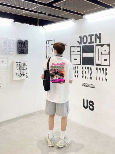 Nike 耐克 穿越2088霓虹限定情侣短袖T恤 商品参数 采用260克双砂面料 三针五线做工，领口包包边条 今年火爆的品牌 看到了就忍不住要自留一件 正确纹路