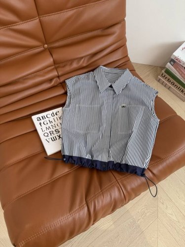 夏季小精致 25Ss 双色Cc小金属装饰条纹衬衫 时髦感和精致都在线 是一件日常或者通勤皆可的衬衫 蓝色细条纹拼接藏蓝色面料 巧妙的拥有设计感 不单调 小飞袖又
