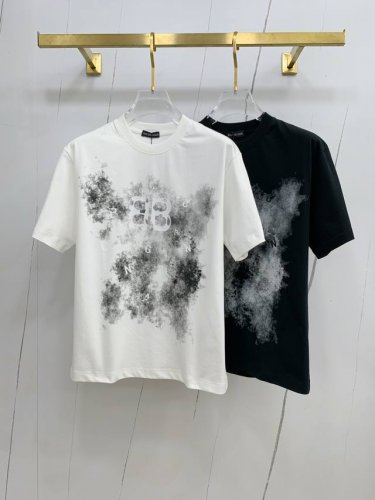 ss巴黎世家纯棉最新面料经典标识图案Logo时尚简约潮流短袖，最顶级的品质专柜原单短袖，顶级制作工艺进口面料，专柜款独特设计，采用进口高端订制面料。官网在售！面