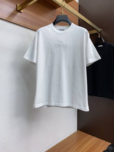 缪缪 2025S春夏新款短袖T恤，采用100％棉，面料亲肤柔软有质感，上身透气舒适～比一般普通棉更显档次，品质高低立现， 经典宽松版型 ~服帖舒适，久穿也不容易