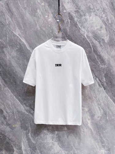 Dior#迪奥 2025春夏新款首发专柜最新款短袖圆领T恤 高端订制 设计前卫时尚 品牌Logo重工艺设计 高端定制丝光长绒棉面料.手感柔软.穿着舒适.专柜级别