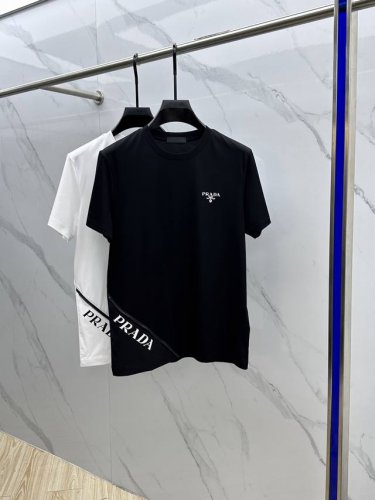 prada 普拉达 2025春夏新款首发专柜最新款短袖圆领T恤 高端订制 设计前卫时尚！品牌Logo重工艺设计 高端定制丝光长绒棉面料.手感柔软.穿着舒适.专柜