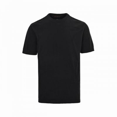 louis Vuitton 路易威登 25Ss 暗纹老花提花针织短袖 为全幅 Monogram Macro 图案渲染深邃色调，于柔软提花针织融入大号 Monog