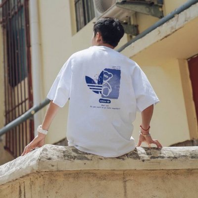 上新 Adidas 阿迪达斯官网同步新款上架 极简的设计转化为服装语言 就如这件基础短袖T恤 有着极其细腻的面料质感 平淡中无处不透入极简高级质感 简单 个性