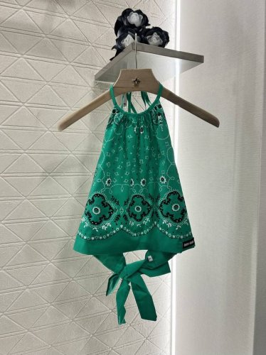 miumi*2025新品上架 挂脖吊带背心短裙套装 定制Yb进口棉府绸材质 舒适细腻 透气好穿 挂脖吊带背心压褶短裙套装 通体绿色打底点缀定位腰果花多重花纹 满