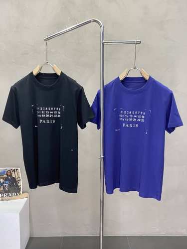 Madison Margiela梅森马吉拉独家专供最新时尚短袖。经典设计感与颜值爆棚的短袖 品质更是无法挑剔品控可以直接入手，不容过错的高端臻品！通过细节图片便