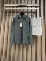 Balenciaga 2025Ss新款长袖格子衬衫，高级雾蓝色点缀 这种衬衫四季常搭，都可以穿主要还是好搭！而且穿的季节也比较多！纯棉面料，亲肤舒适，对格剪裁，