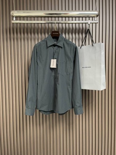 Balenciaga 2025Ss新款长袖格子衬衫，高级雾蓝色点缀 这种衬衫四季常搭，都可以穿主要还是好搭！而且穿的季节也比较多！纯棉面料，亲肤舒适，对格剪裁，