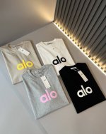 alo2025春夏全新系列单品上线，非常时髦前卫的一款男女同款短袖T恤，标识Logo图案压胶修饰！区别于以往的不同，宣示品牌传承多年的设计理念！其吸睛度完全不亚