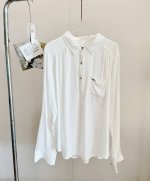 价格P： 品名：Marn* 小海鸥刺绣半纽扣白衬衫上衣 尺码：S.M.L 颜色：白色 松弛又慵懒的感觉，这个衬衫真的姐味十足，穿上就很有内味。微透微皱的面料，刚