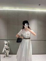 prada普拉达定制字母三角标定制织带拼接翻领短袖连衣裙 款号：25670703204 颜色：黑色 白色 尺码：Sml S码80-95斤 M码95- 斤 L码