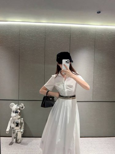 prada普拉达定制字母三角标定制织带拼接翻领短袖连衣裙 款号：25670703204 颜色：黑色 白色 尺码：Sml S码80-95斤 M码95- 斤 L码