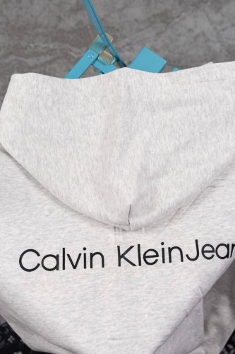 款M911 Ck -细节图 Calvin Klein Jeans Ck小标刺绣后背浮雕压花连帽卫衣 跟着爆款学穿搭 上身效果太炸裂 版型设计不用担心 随意穿搭都