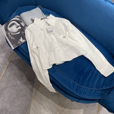 Givench* 新品上架 缝制定制金属标棉质衬衣 定制Yb全棉衬衣材质 免烫工艺 挺括有型 精致字母小标装饰 翻领设计 下摆收边处理 给成衣带来简约中的一抹精