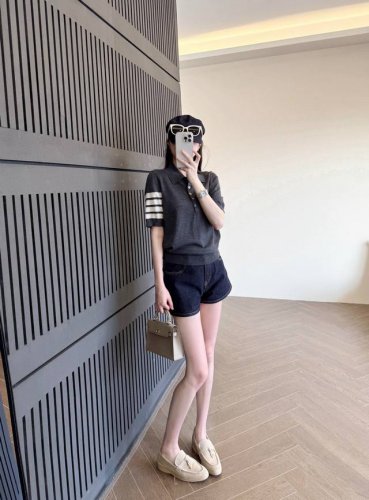 新品上新 Tb 四条杠翻领针织短袖 高级定制 经典四条杠 高智灰随性穿出高级感 高级小翻领配四道杠撞色边 拿捏得刚刚好！藏肉显瘦 颜色:灰色 尺码:Sml S8