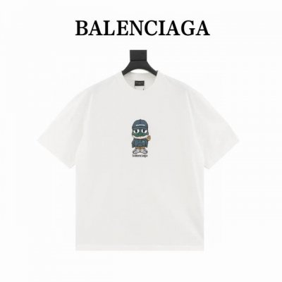 balenciag 巴黎世家蛇年定制短袖T恤. 胸前饰有刺绣卡通蛇图案刺绣小字母 搭配牛仔裤 短裤 超级时尚百搭 版型釆用Os宽松落肩版型. 男女同款 码数 S