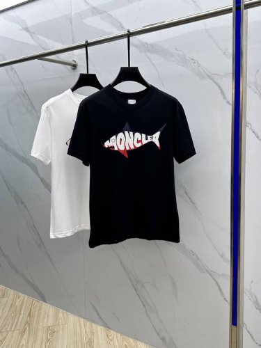 moncler*蒙口 2025Fw春夏新品圆领打底外穿T恤，立体感Logo常规半袖纯棉打底T恤，棉，手感面糯有骨感，柔而有韧性。工艺处理，韧性和抗皱性能得到大幅