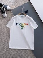 Pra普拉达高定面料 2025春夏新品上市时尚经典圆领短袖时尚单品设计，更加时尚舒适，高标准定制，上身非常有型，采用重磅280G双纱精梳棉材质 面料质感非常细腻