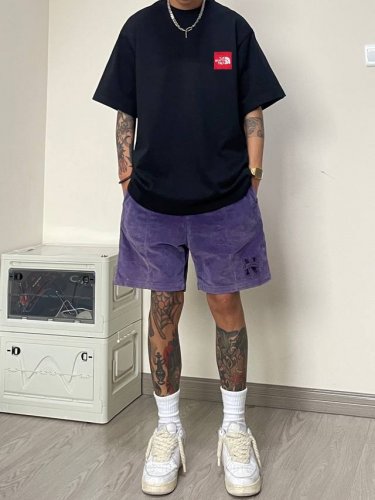上新！北面夏季新款短袖T恤,图案看起来满满的设计感！版型剪裁特别有讲究！上身很洋气显瘦内搭外穿都看 高密针织圆领设计，平整简约！亲肤透爽！T恤面料的柔软性舒适性