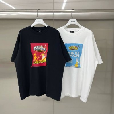 We11Done 薯片印花 宽松圆领短袖T恤男女情侣款 面料：300G双纱精梳紧密赛络纺重磅纯棉 工艺：走线均是全身三线缝制，后领织带包边延伸到肩部加固，细节井