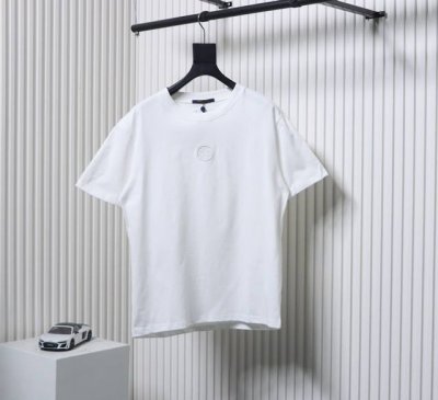 Louis Vuitton 路易威登 25Ss 前后刺绣Logo短袖 采用300G双纱重磅面料，1:1螺纹，手感柔软舒适，上身亲肤透气，垂感佳，胸口小标老花刺绣