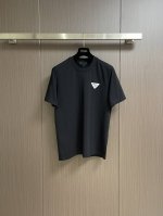 prada 胸前三角标短袖T恤，定制40支单纱平纹针织布 配套1*1无根螺纹 标志性的三角形徽标点缀胸前 经典时尚 大方气质 把优雅风展露的一览无余 采用进口专