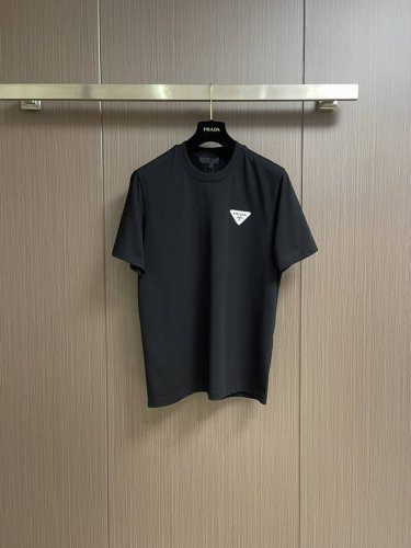 prada 胸前三角标短袖T恤，定制40支单纱平纹针织布 配套1*1无根螺纹 标志性的三角形徽标点缀胸前 经典时尚 大方气质 把优雅风展露的一览无余 采用进口专