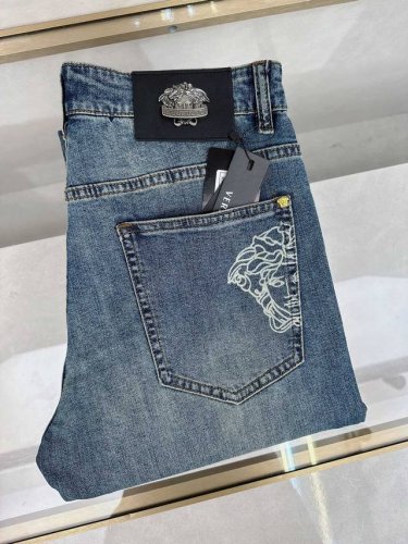 范思哲 2025Ss春夏最新品，专柜同步有售，原单狠货，水洗休闲牛仔裤 进口原版水洗弹力面料，后兜设计字母凹凸压胶工艺，完美五金装饰 超重工艺设计 时尚必备品