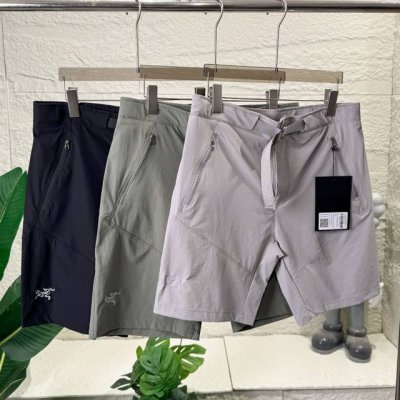 供 Arc‘Teryx 始祖鸟经典男女同款速干短裤 ，情侣轻薄 Gamma 五分裤为徒步远行而设计。高性能 Terratex弹力尼龙面料防风、耐用且速干。 虽然