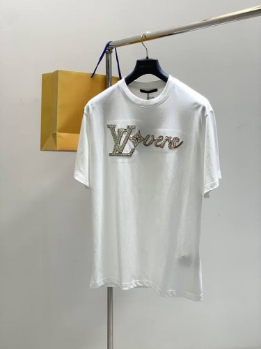 louisvuitton 路易威登，2025夏季最新款，专柜同步有售，原单狠货，时尚休闲圆领短袖T恤，上身很有特点！吸睛而有亮点，进口原版面料，顶级珠绣工艺字母