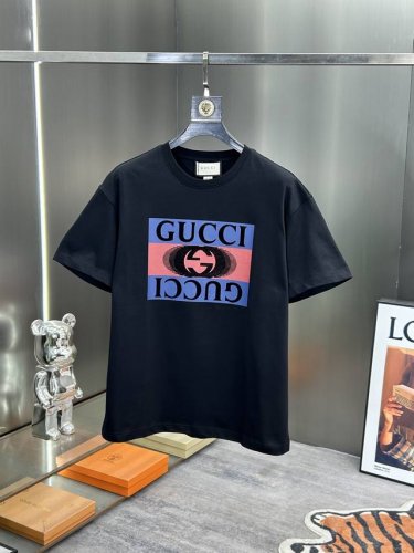 Gucci 2025春夏新款首发专柜最新款短袖圆领T恤 高端订制 设计前卫时尚！品牌Logo重工艺设计 高端定制230克面料.手感柔软.穿着舒适.专柜级别精致车