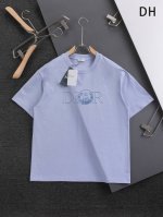 Dior 迪奥 Cd 微宽版版型 S-Xl Cd 25Ss 新品专柜热卖款 迪奥联名Hyltonnel合作 胸前镂空字母猫咪刺绣Logo图案 作为奢侈界的龙头，