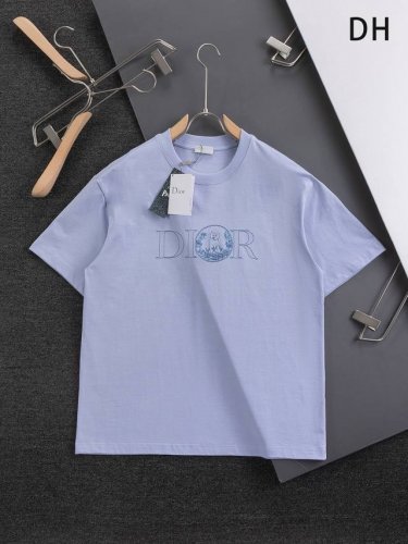 Dior 迪奥 Cd 微宽版版型 S-Xl Cd 25Ss 新品专柜热卖款 迪奥联名Hyltonnel合作 胸前镂空字母猫咪刺绣Logo图案 作为奢侈界的龙头，