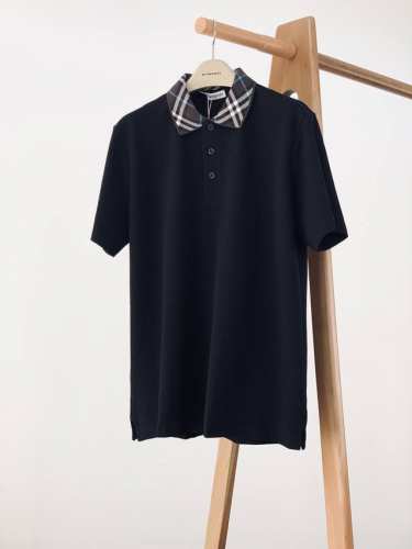 Burberry 巴宝莉 2025Ss春夏新品 格纹衣领polo衫，教科书级质感登场，从金融街到高尔夫球场都能 Slav的英伦荷尔蒙。甄选棉质珠地网眼布面料精纺