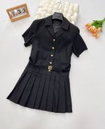 miumiu25Ss早春新款腰带短袖翻领连衣裙丨独家Yb开发！高版出品！进口西装材质 肌理明显 质感光泽垂顺 胸前字母徽标点缀 彰显品牌调性 搭配半襟纽扣调节