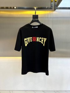 given纪梵希 春夏新品短袖T恤 精棉平纹面料 发泡印花 经典宽松版型 选用精纺透气棉质面料 舒适贴合身形 织成精梳棉布料 亲肤感细腻舒适 挺刮透气吸湿性强劲