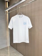 Loew 罗意威 2025春夏新款 圆领短袖 手绘印花 采用高克重320克双纱精梳棉面料 微宽松版型 面料手感柔软厚实 男女同款 颜色：黑 白 码数：Smlxl