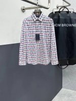 春夏爆款， Lv 高端品质. 2025专柜最新爆款衬衫出货 巴黎专柜同步发售！精选意大利进口定制精棉衬衣面料搭配最新款，胸前的精致品牌刺绣设计和背后的品牌英文时