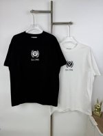 款号A3 新款 2025Ss字母标识限定印花短袖男女款 露露今年太好看难以形容对它的喜爱 既有高级感又兼顾舒适度 按头安利～ 立体凸起Logo很高级一点儿也不会