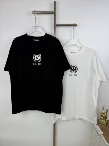 款号A3 新款 2025Ss字母标识限定印花短袖男女款 露露今年太好看难以形容对它的喜爱 既有高级感又兼顾舒适度 按头安利～ 立体凸起Logo很高级一点儿也不会