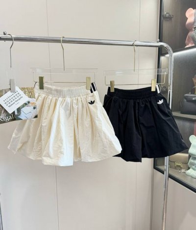 品名：Ad 迪迪全新三叶草云朵花苞蓬蓬裙 尺码：S.M.L 颜色：白色 黑色 阿迪蓬蓬裙2.0再次上线，依然是爆火！可盐可甜的风格都能驾驭，哪个女孩子不心动啊！