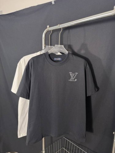 款号：He206 Louis Vuitton-Lv路易威登夏季烫钻短袖 面料采用2 克双股双纱纯棉面料，手感舒适柔软，上身舒适透气，领口采用同缸同色罗纹，不紧绷