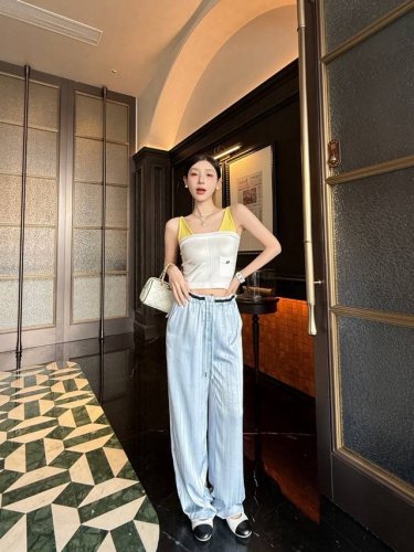 上新 chane* 小香 褶皱条纹抽绳直筒长裤 配合刺绣徽标和双C印刻圆扣勾勒点亮细节 颜色 黑色 蓝色 杏色 码数 Sml s码推荐 80~100 m码推荐