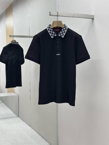 gucc1 2025春夏新款男士短袖polo衫 品牌最新设计元素 既不单调也不复杂,恰到好处的展现品味 客供顶级定制珠地棉面料 舒适吸汗透气根本不在话下,面料独