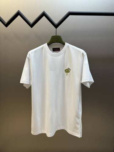 Gucci 玫瑰刺绣圆领短袖 纯棉质针织平纹面料，采用15S精棉平纹面料，230G；搭配32S双纱螺纹，300G。采用精梳工艺处理的棉纤维制成的平纹织物，相对于