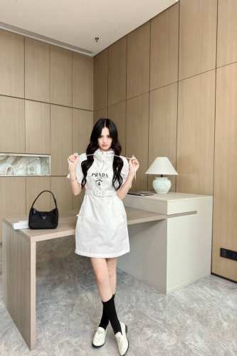 新品上新 prada 普拉达 连帽腰带连衣裙 高级定制 prad*2025新品上架 连帽腰带连衣裙 定制Yb进口专属环保再生尼龙再生材质 轻薄舒适 鱼网里衬 透